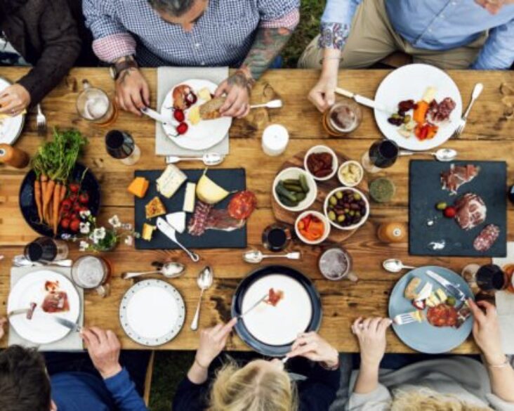 Group-of-people-dining-at-a-restaurant